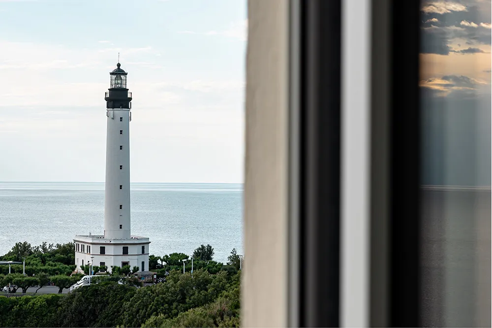 Полоски и смелые краски: стильный отель Regina Experimental на берегу океана - Gallery image 19