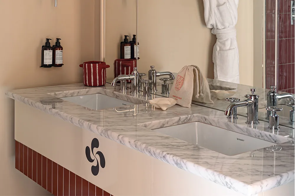 Полоски и смелые краски: стильный отель Regina Experimental на берегу океана - Gallery image 23