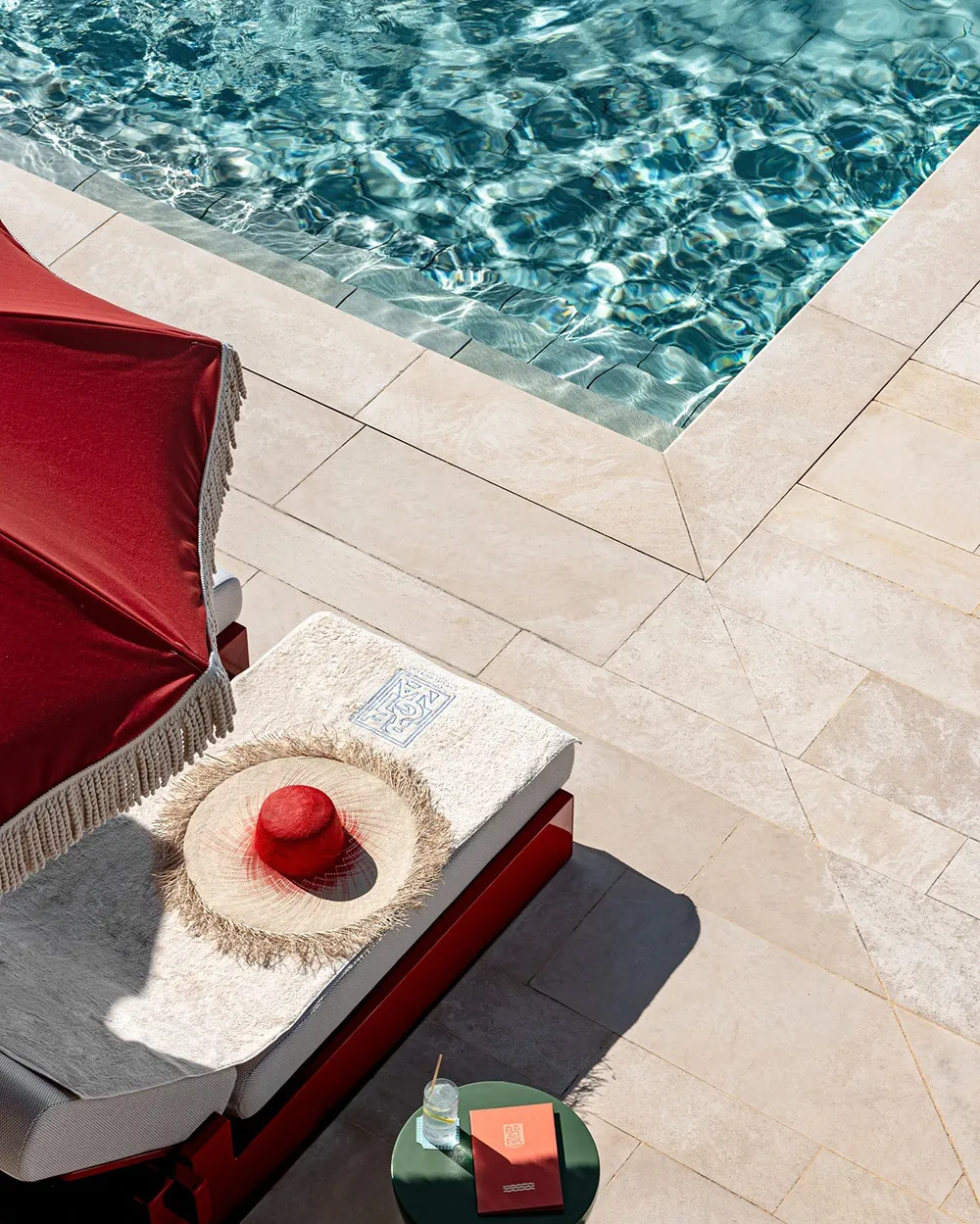 Полоски и смелые краски: стильный отель Regina Experimental на берегу океана - Gallery image 1