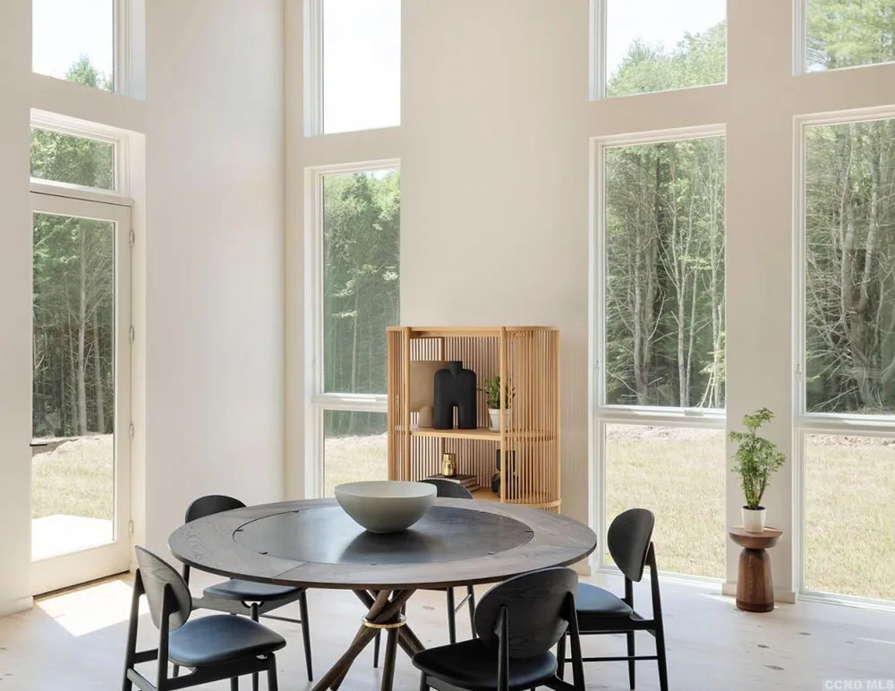 Високі стеля та багато вікон: будинок у амбарному стилі посеред лісу - Gallery image 8