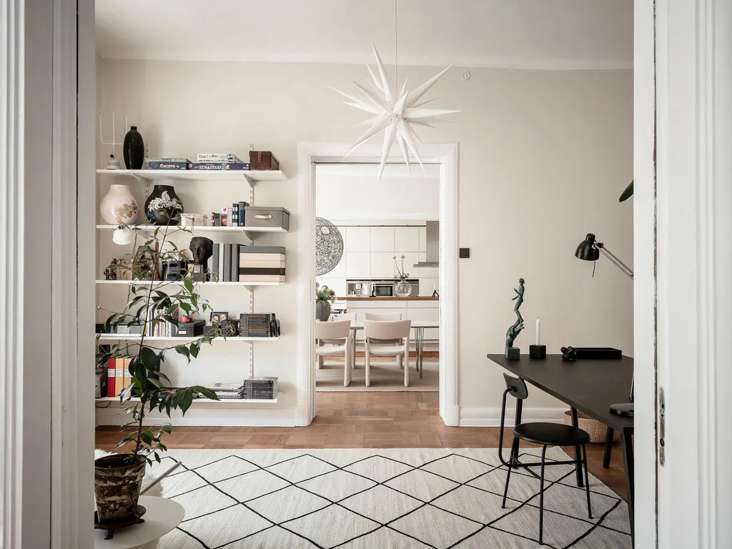 Простор и элегантность: большая и светлая квартира в Швеции - Gallery image 18