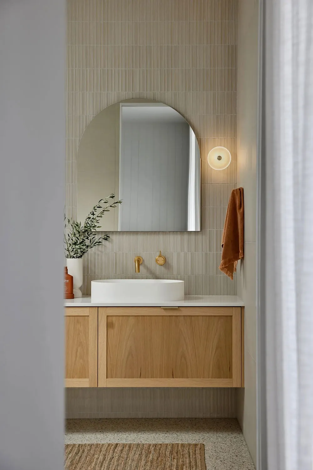 Interiores ligeros de un pequeño bungaló en la costa de Australia - Gallery image 29