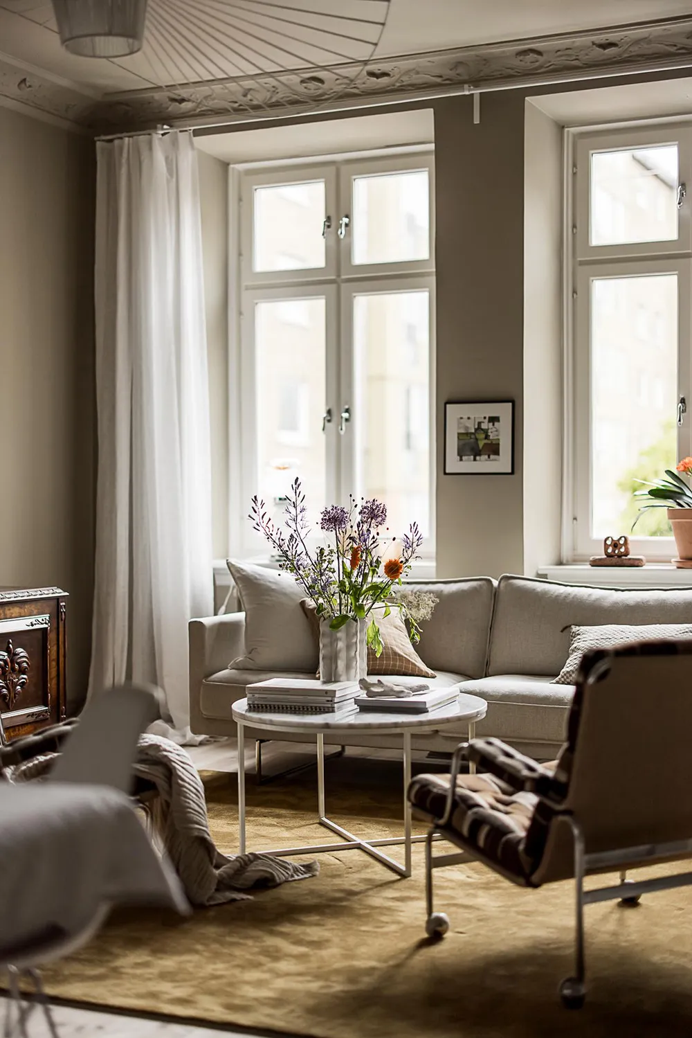 Стильные оттенки бежевого и зеленого в дизайне шведской квартиры (93 кв. м) - Gallery image 8