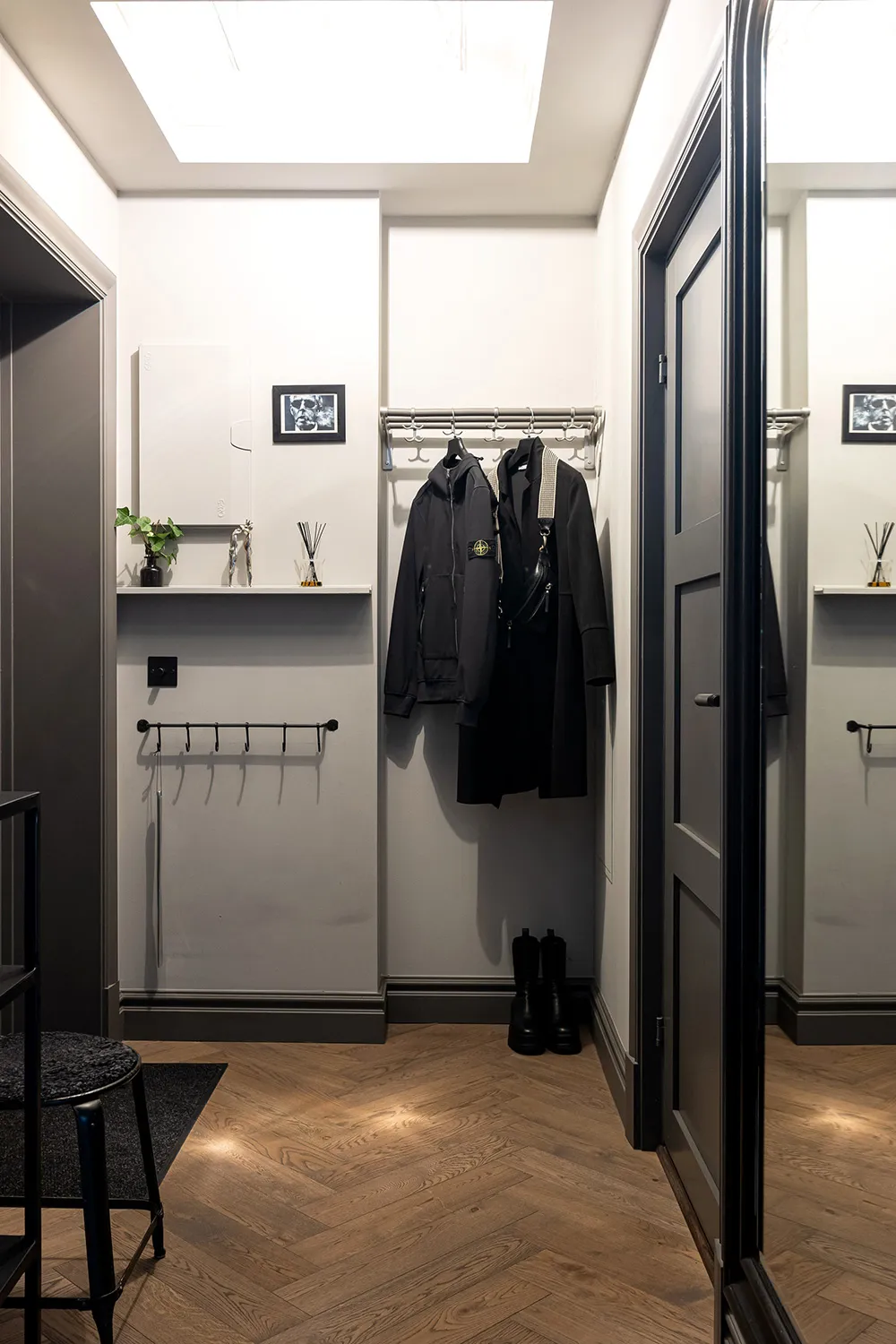 Styles et tons gris avec une cloison en verre : studio en Suède à Stockholm (54 m²) - Gallery image 25