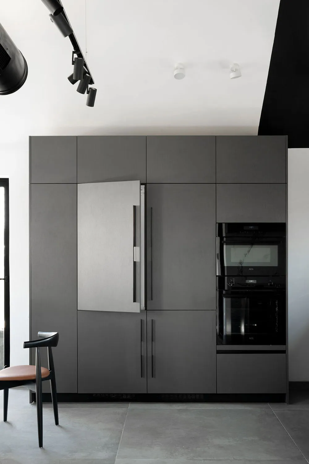 Black and White Minimalism in Duplex Design in Tel Aviv - Gallery image 12