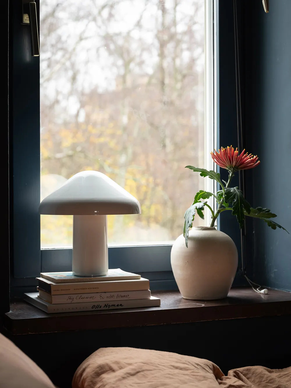 Красивые тёмно-синие стены в дизайне небольшой шведской квартиры (39 кв. м) - Gallery image 17