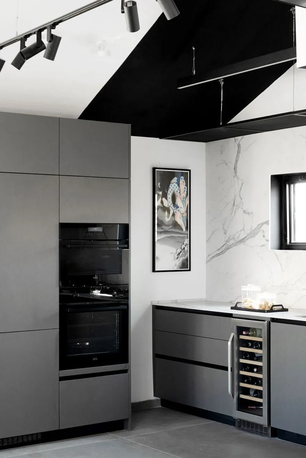 Black and White Minimalism in Duplex Design in Tel Aviv - Gallery image 4