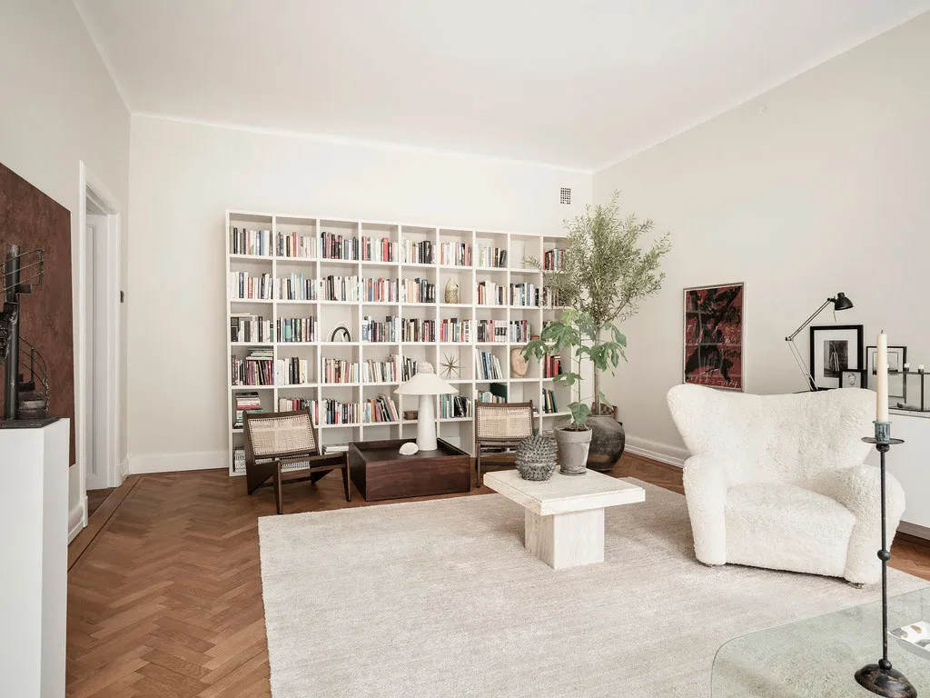 Простор и элегантность: большая и светлая квартира в Швеции - Gallery image 25