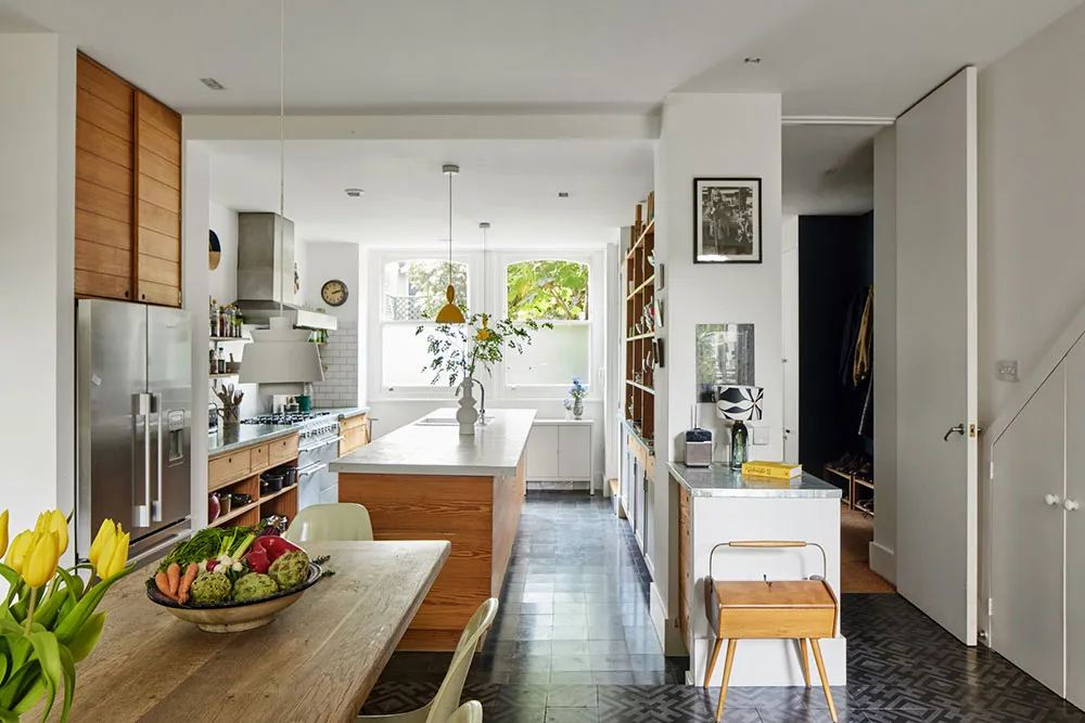 Interiores coloridos de una casa victoriana hermosa con jardín en Londres - Gallery image 5