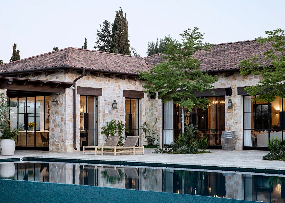 Beau maison en pierre en Israël avec beaucoup de blanc dans les intérieurs - Gallery image 1