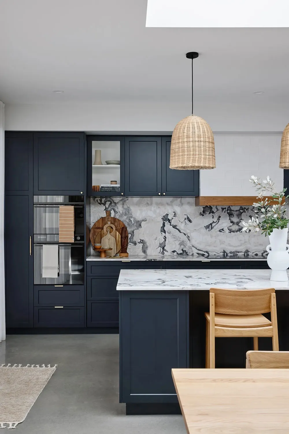 Interiores ligeros de un pequeño bungaló en la costa de Australia - Gallery image 8