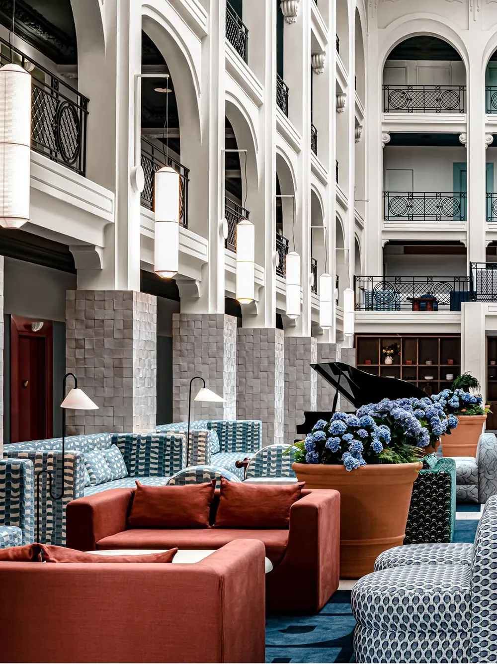 Полоски и смелые краски: стильный отель Regina Experimental на берегу океана - Gallery image 7