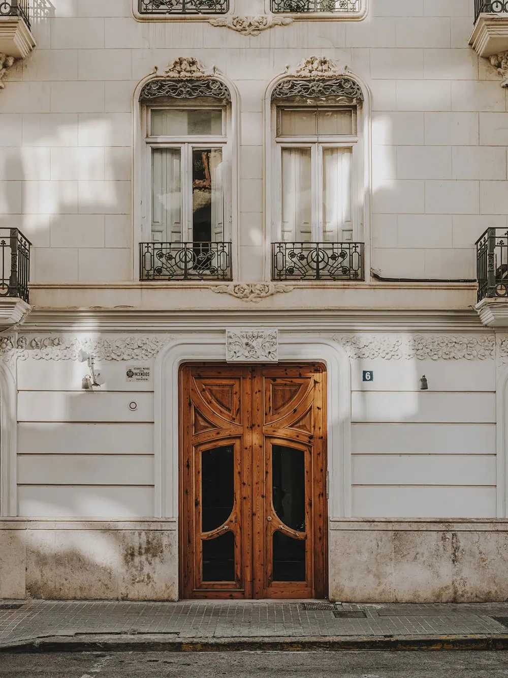 Tonos suaves y decoración moderna en una elegante apartamento en Valencia - Gallery image 1