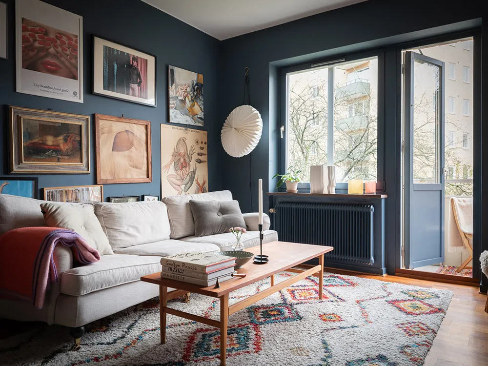 Красивые тёмно-синие стены в дизайне небольшой шведской квартиры (39 кв. м) - Gallery image 6