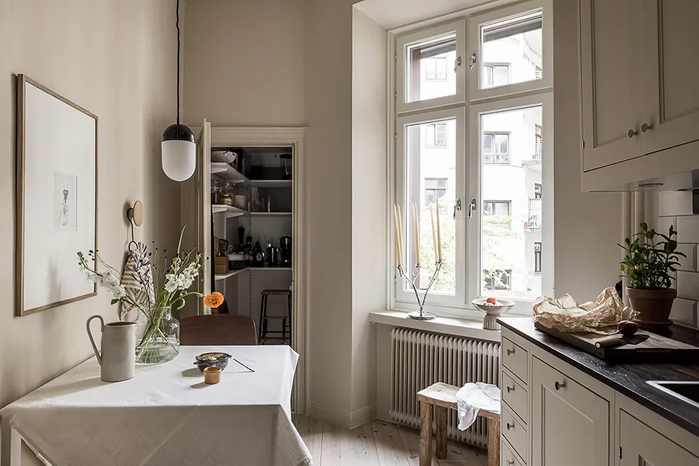 Стильные оттенки бежевого и зеленого в дизайне шведской квартиры (93 кв. м) - Gallery image 26