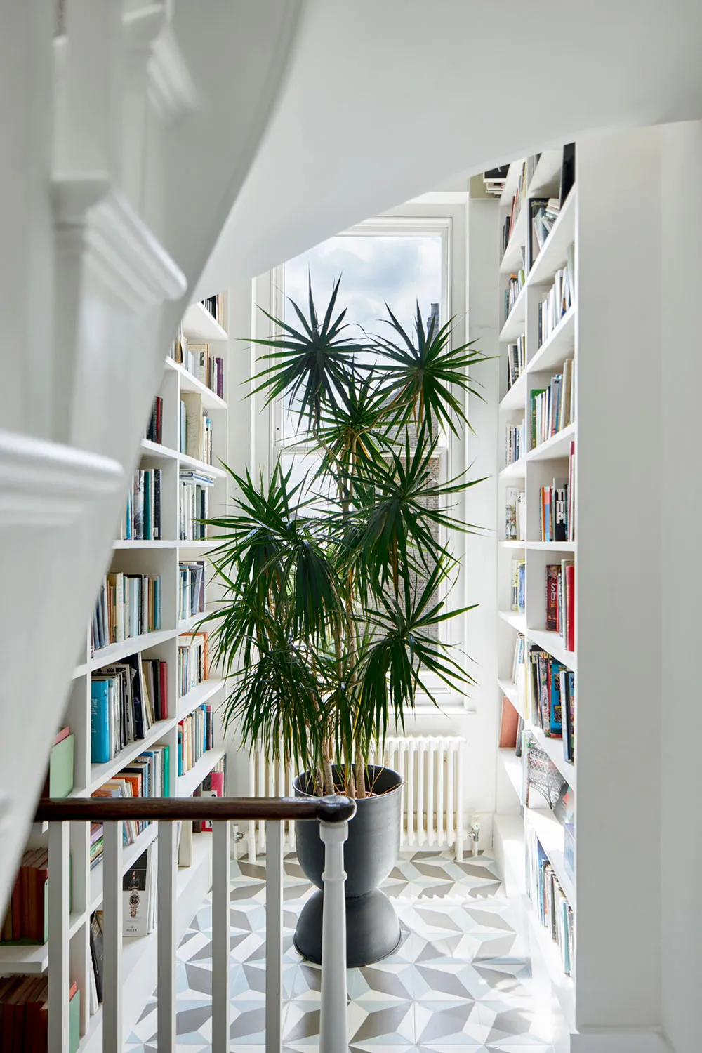 Interiores coloridos de una casa victoriana hermosa con jardín en Londres - Gallery image 13