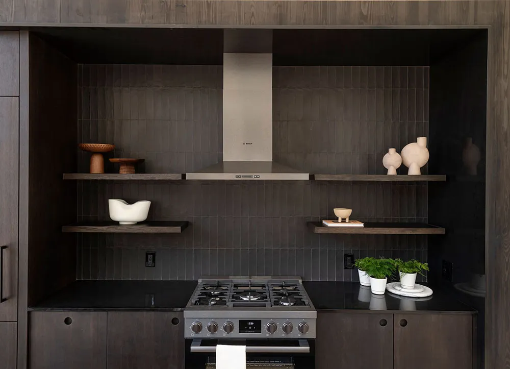 Високі стеля та багато вікон: будинок у амбарному стилі посеред лісу - Gallery image 7