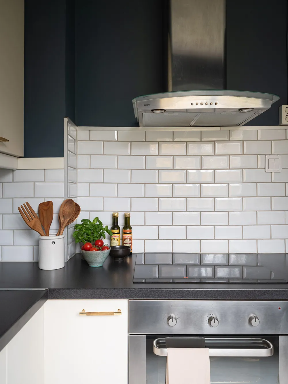 Красивые тёмно-синие стены в дизайне небольшой шведской квартиры (39 кв. м) - Gallery image 10