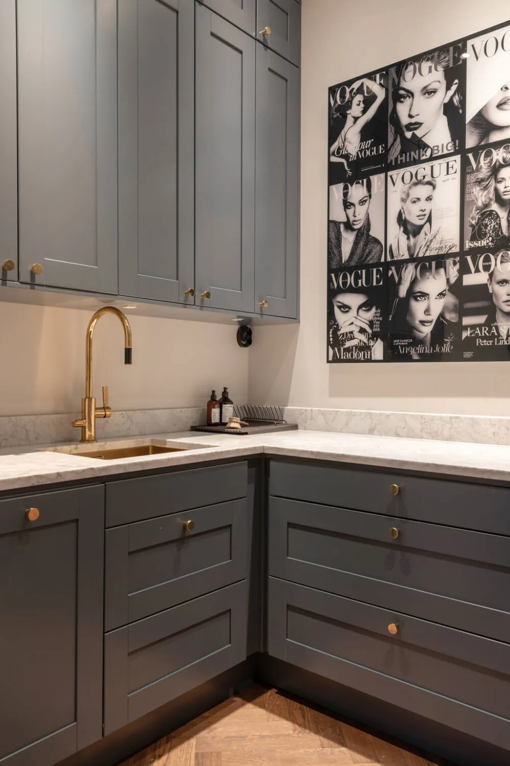 Schöne schwedische Wohnung mit Erker und klassischem Wanddekor - Gallery image 10