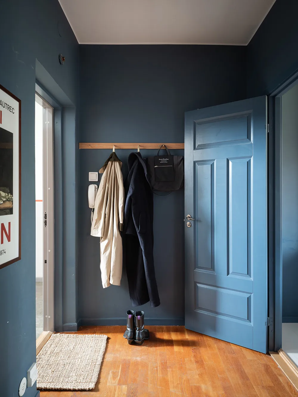 Красивые тёмно-синие стены в дизайне небольшой шведской квартиры (39 кв. м) - Gallery image 13