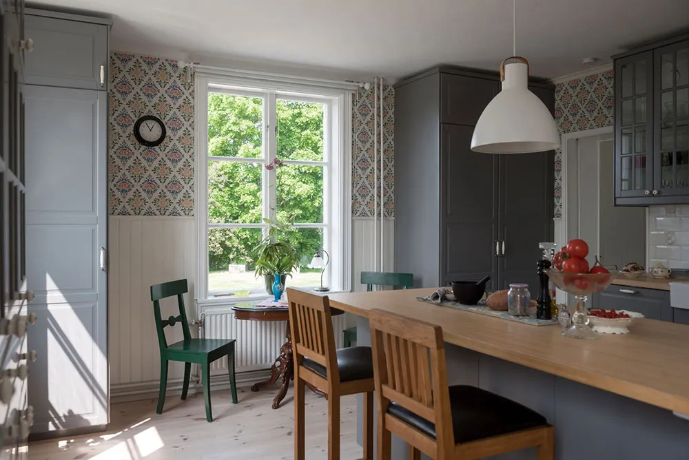 Atmosphärische blühdurchzogene Wandverkleidungen im skandinavischen Stil der schwedischen Datsche - Gallery image 8