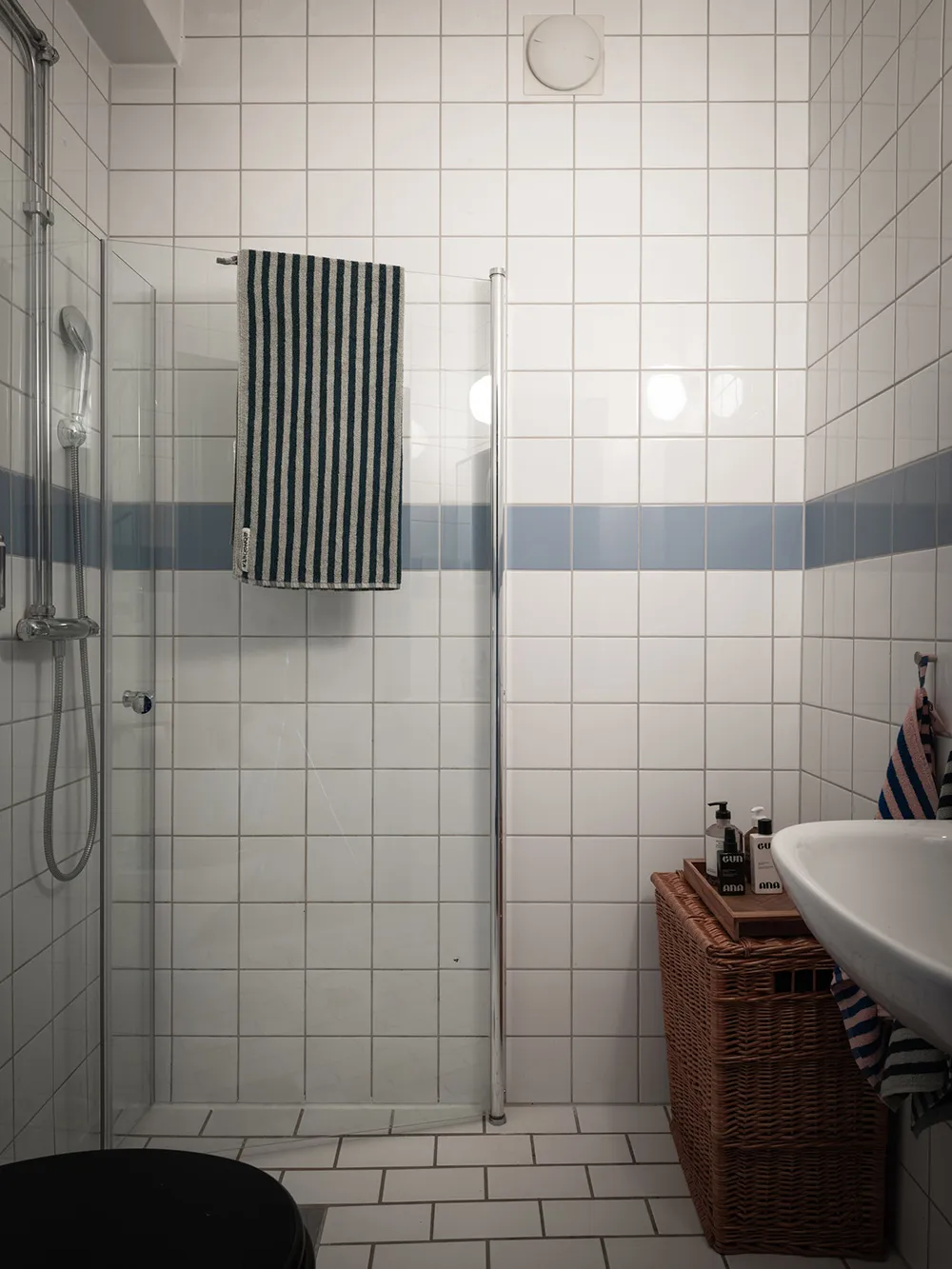 Красивые тёмно-синие стены в дизайне небольшой шведской квартиры (39 кв. м) - Gallery image 20