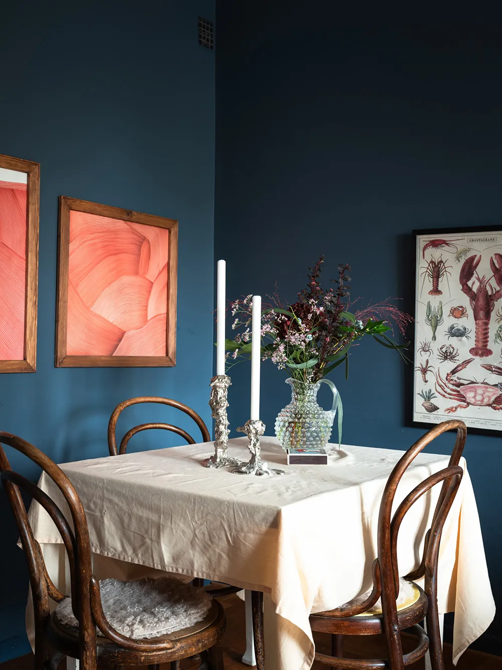 Красивые тёмно-синие стены в дизайне небольшой шведской квартиры (39 кв. м) - Gallery image 4