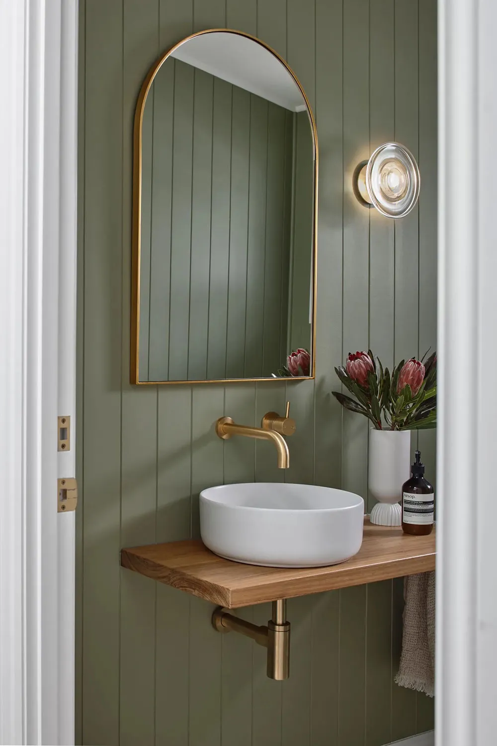 Interiores ligeros de un pequeño bungaló en la costa de Australia - Gallery image 31