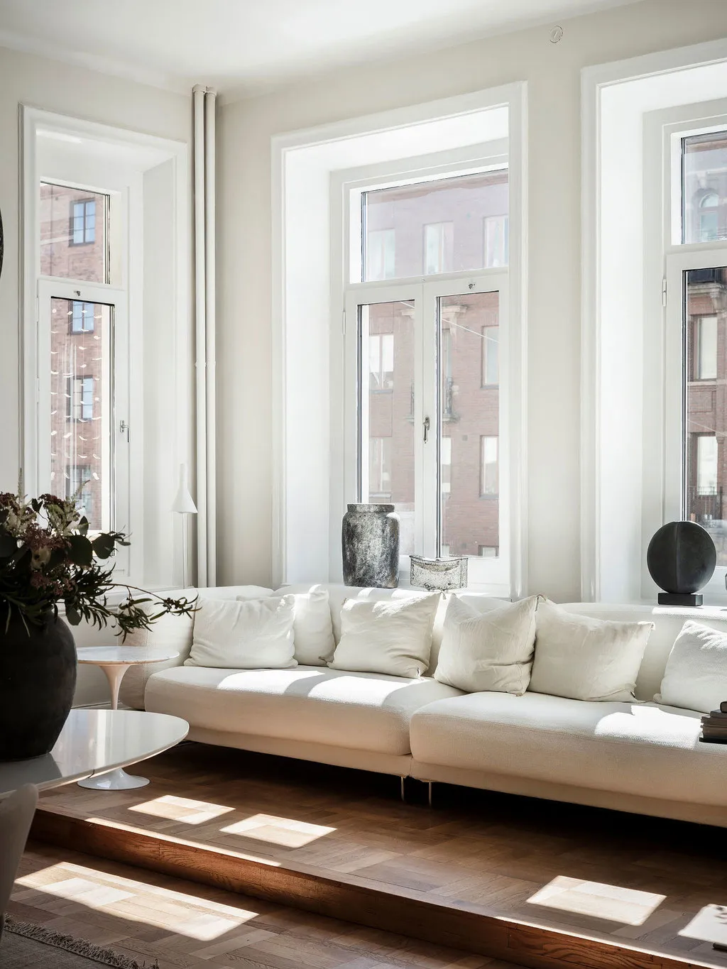 Простор и элегантность: большая и светлая квартира в Швеции - Gallery image 5