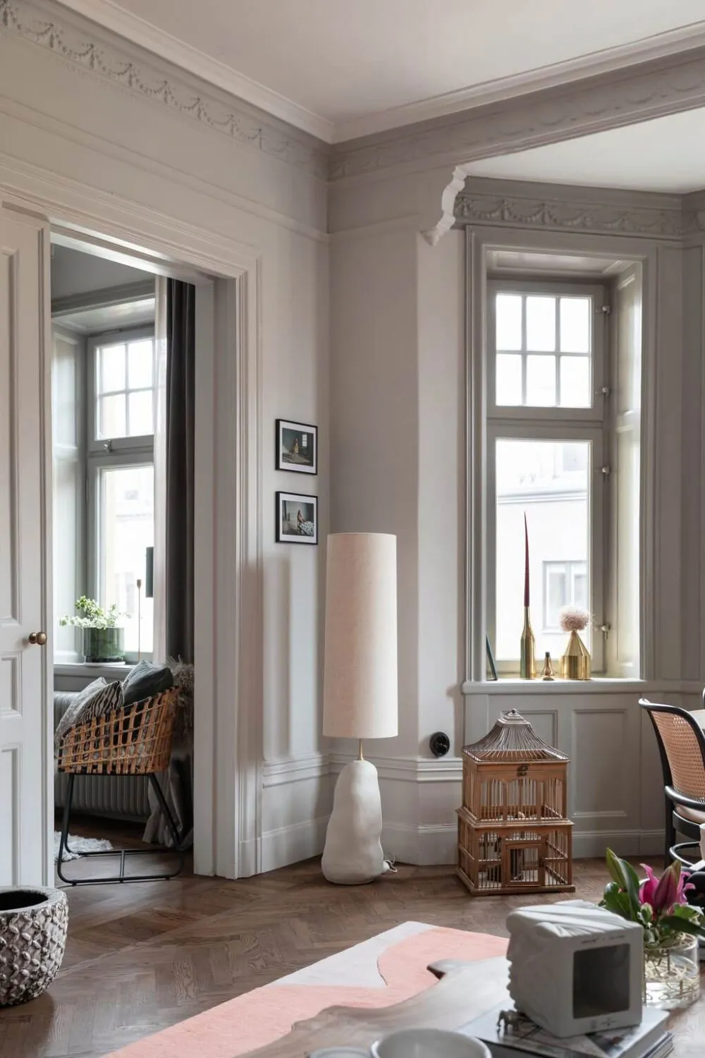 Schöne schwedische Wohnung mit Erker und klassischem Wanddekor - Gallery image 11