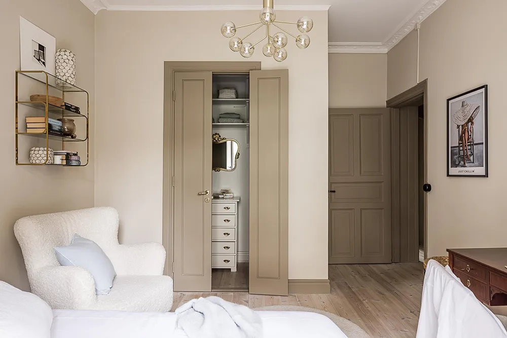 Стильные оттенки бежевого и зеленого в дизайне шведской квартиры (93 кв. м) - Gallery image 23