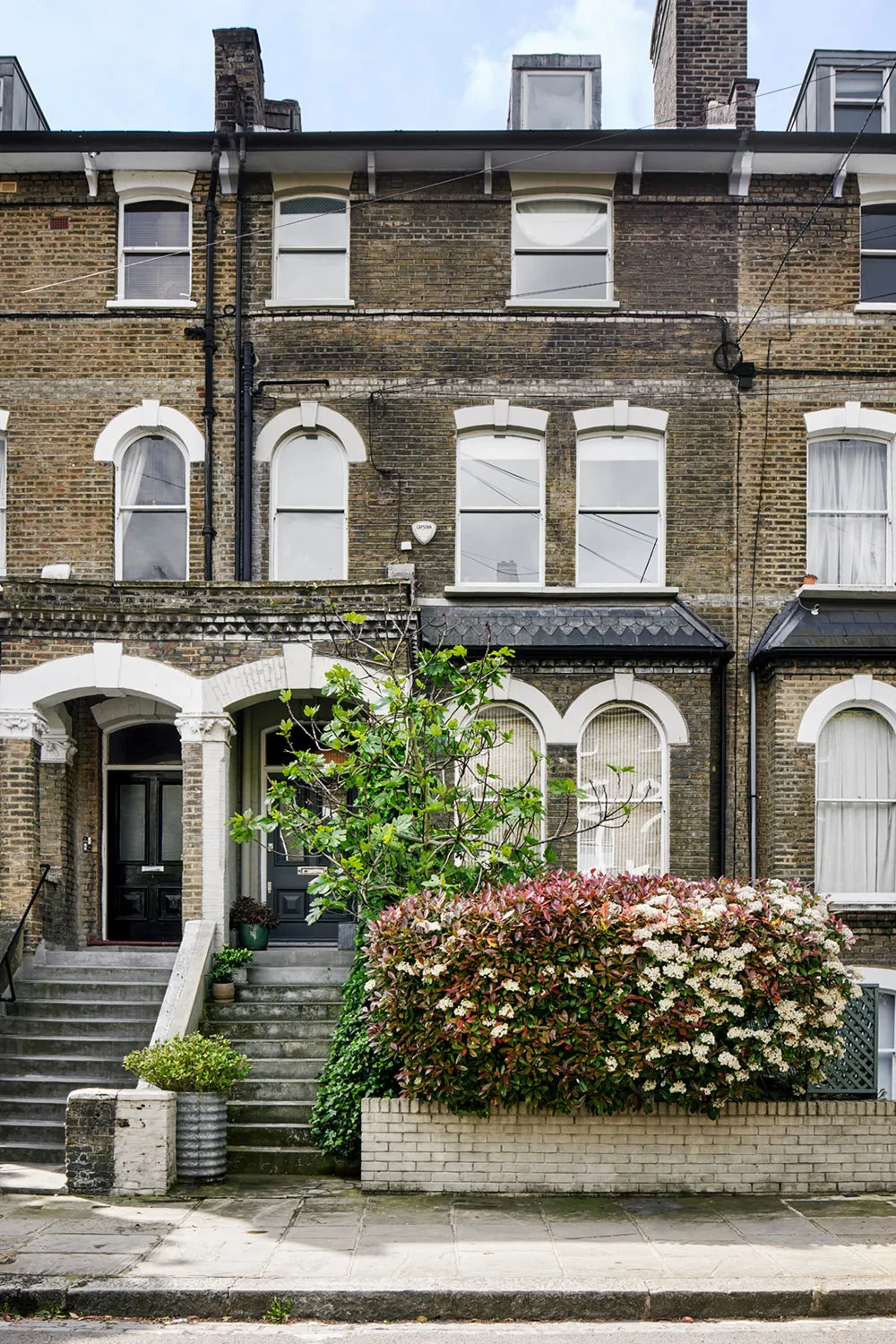 Interiores coloridos de una casa victoriana hermosa con jardín en Londres - Gallery image 1