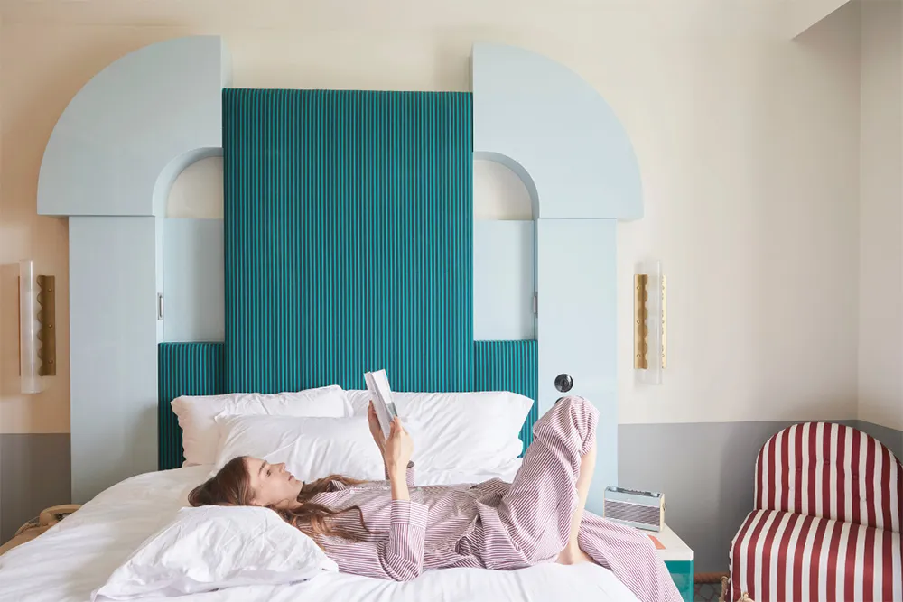 Полоски и смелые краски: стильный отель Regina Experimental на берегу океана - Gallery image 13