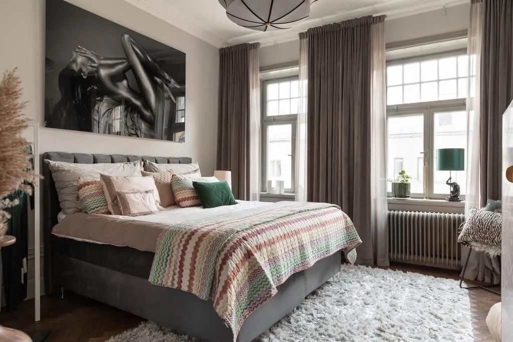 Schöne schwedische Wohnung mit Erker und klassischem Wanddekor - Gallery image 13