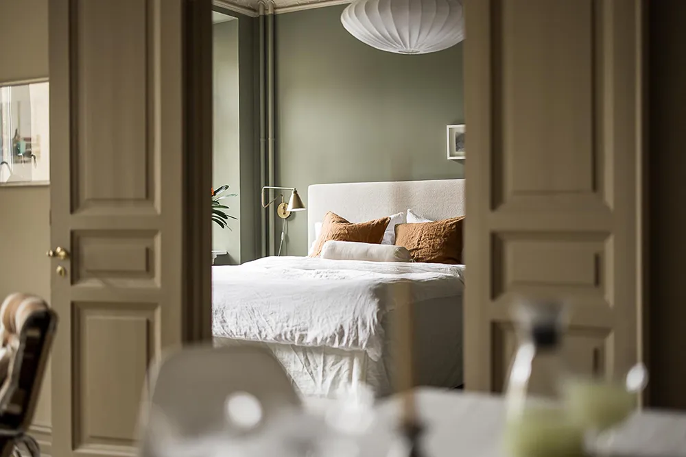 Стильные оттенки бежевого и зеленого в дизайне шведской квартиры (93 кв. м) - Gallery image 19