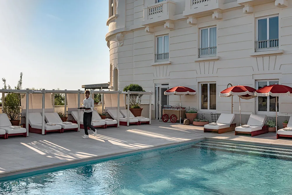 Полоски и смелые краски: стильный отель Regina Experimental на берегу океана - Gallery image 28