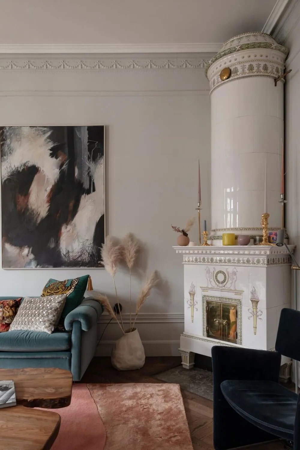 Schöne schwedische Wohnung mit Erker und klassischem Wanddekor - Gallery image 6