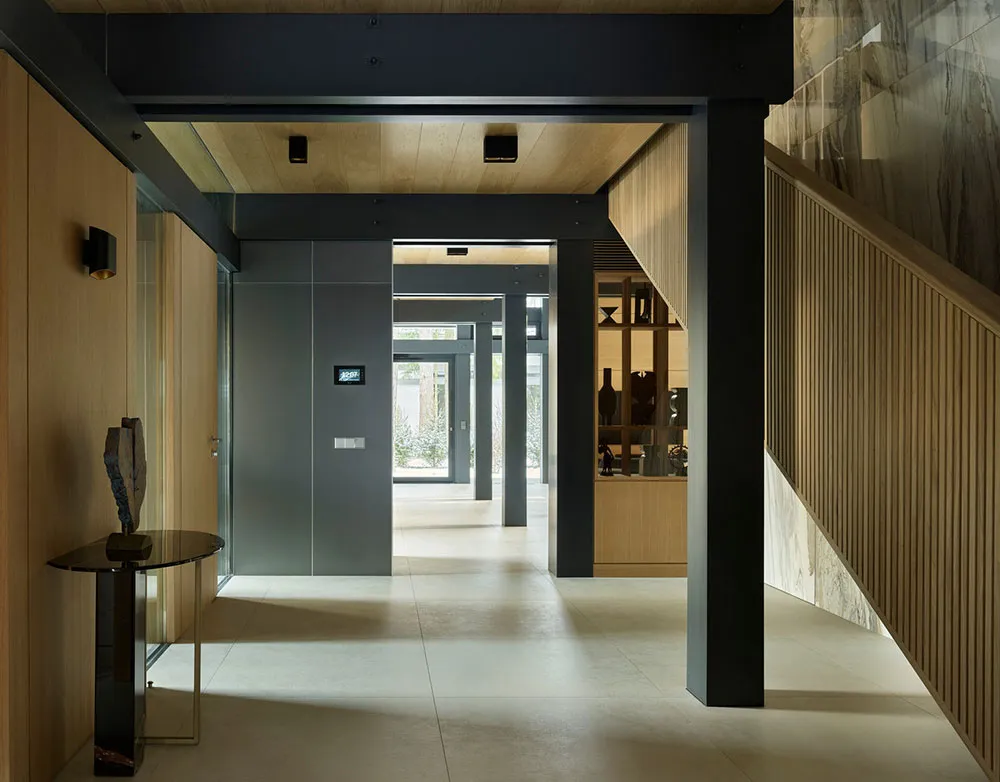 काँच की दीवारें एवं दूसरा प्रकाश: मॉस्को क्षेत्र में एक पाइन जंगल में स्थित आधुनिक कॉटेज - Gallery image 4