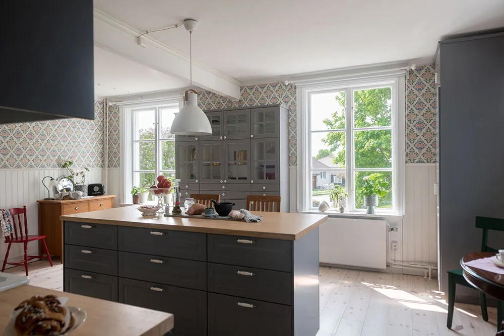 Atmosphärische blühdurchzogene Wandverkleidungen im skandinavischen Stil der schwedischen Datsche - Gallery image 6