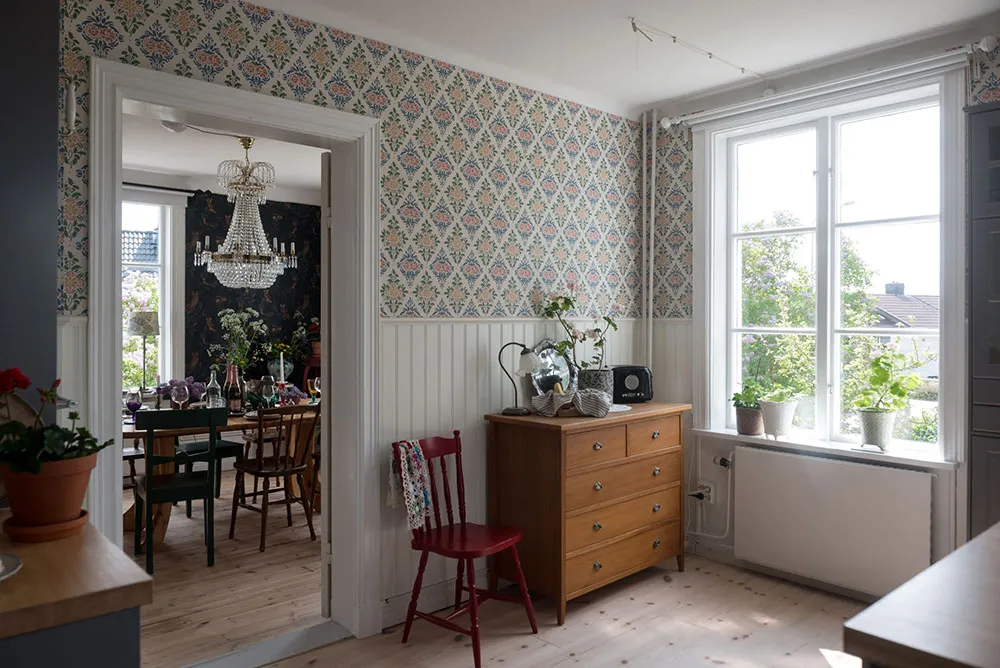 Atmosphärische blühdurchzogene Wandverkleidungen im skandinavischen Stil der schwedischen Datsche - Gallery image 10