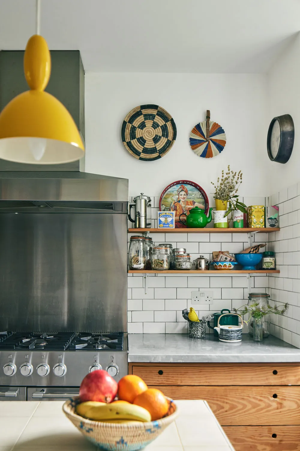 Interiores coloridos de una casa victoriana hermosa con jardín en Londres - Gallery image 11