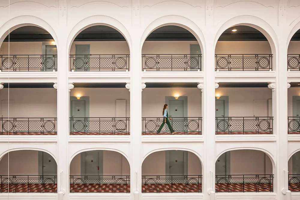 Полоски и смелые краски: стильный отель Regina Experimental на берегу океана - Gallery image 11