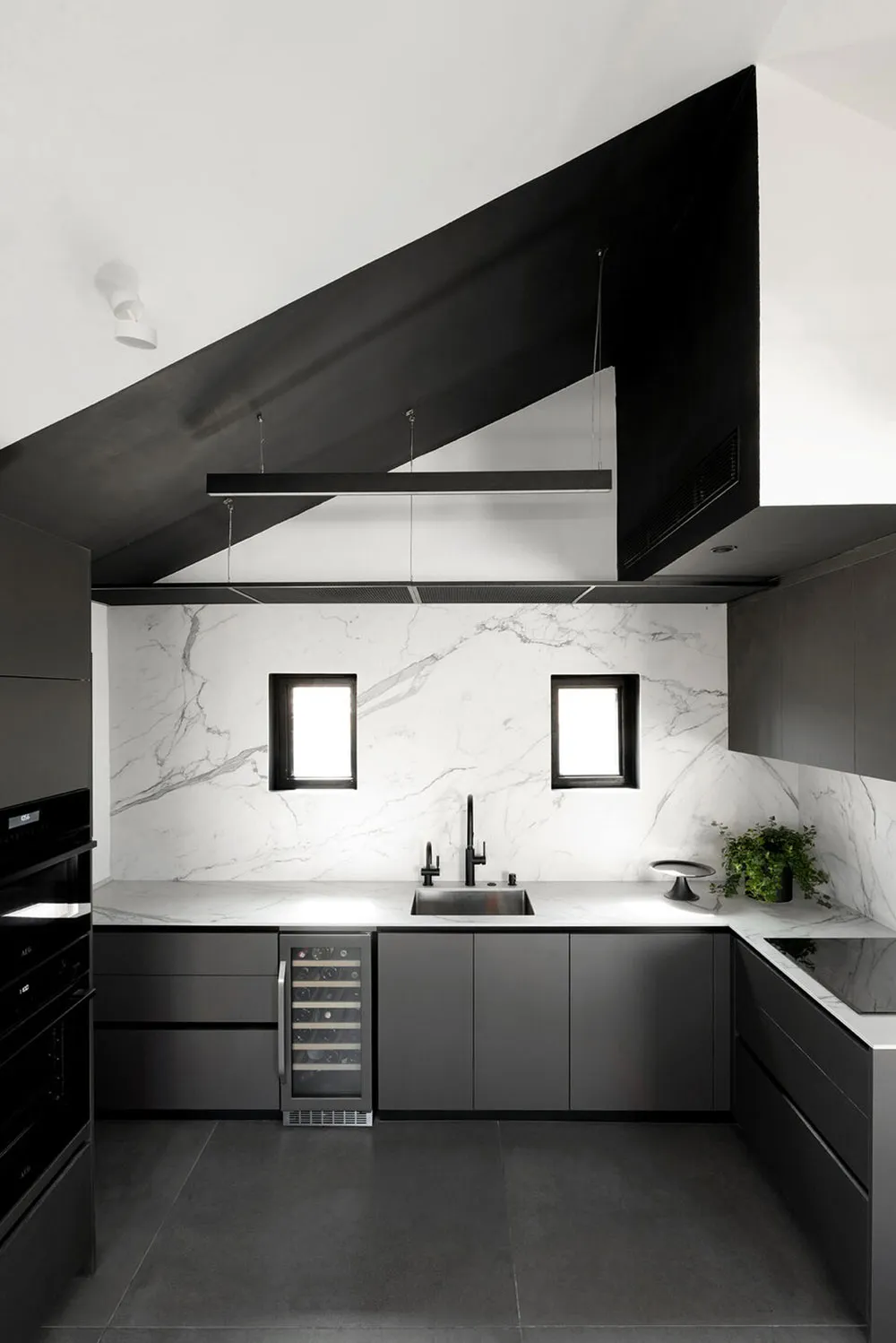 Black and White Minimalism in Duplex Design in Tel Aviv - Gallery image 8