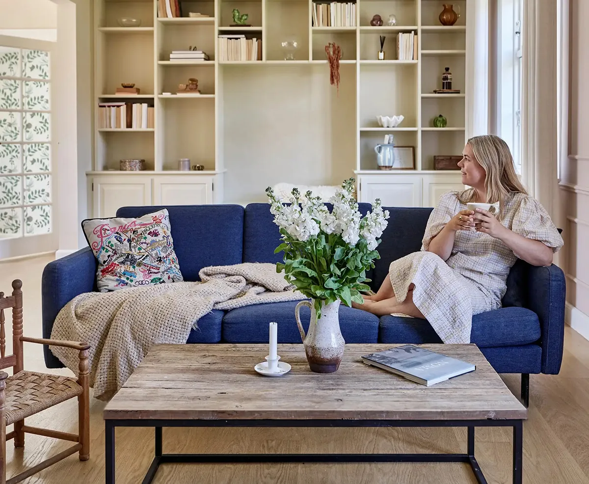 居心地の良いデンマークの田舎のコテージで、内装には上品なアクセントが施されています。