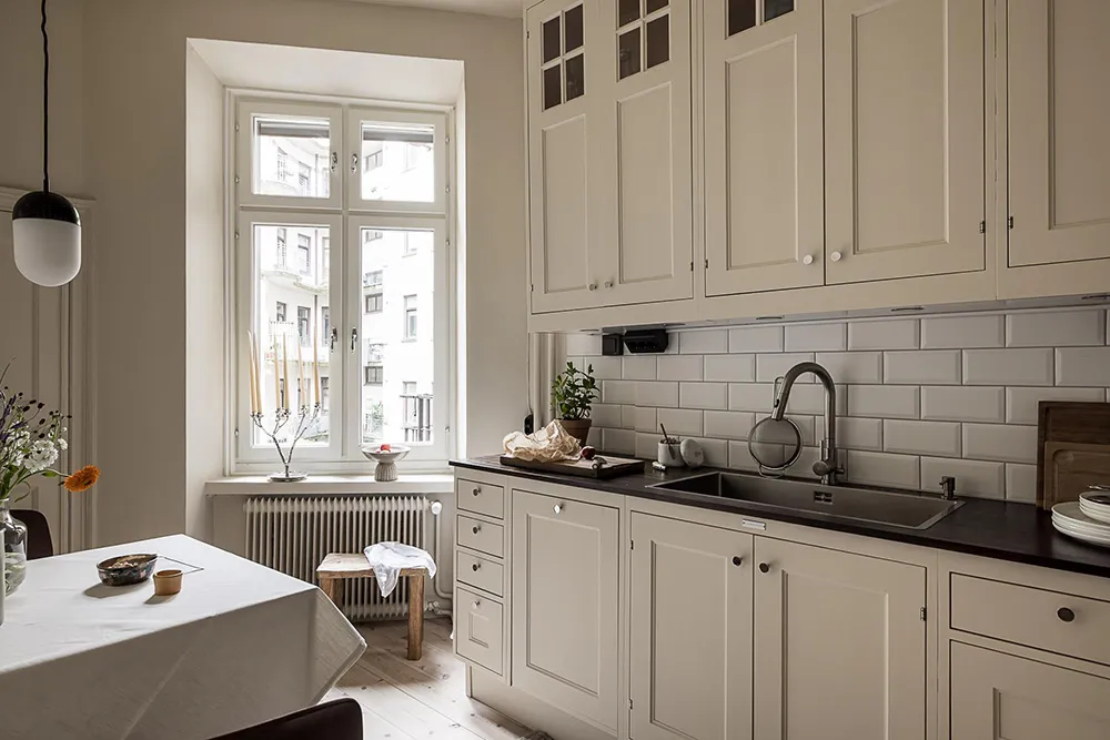 Стильные оттенки бежевого и зеленого в дизайне шведской квартиры (93 кв. м) - Gallery image 24