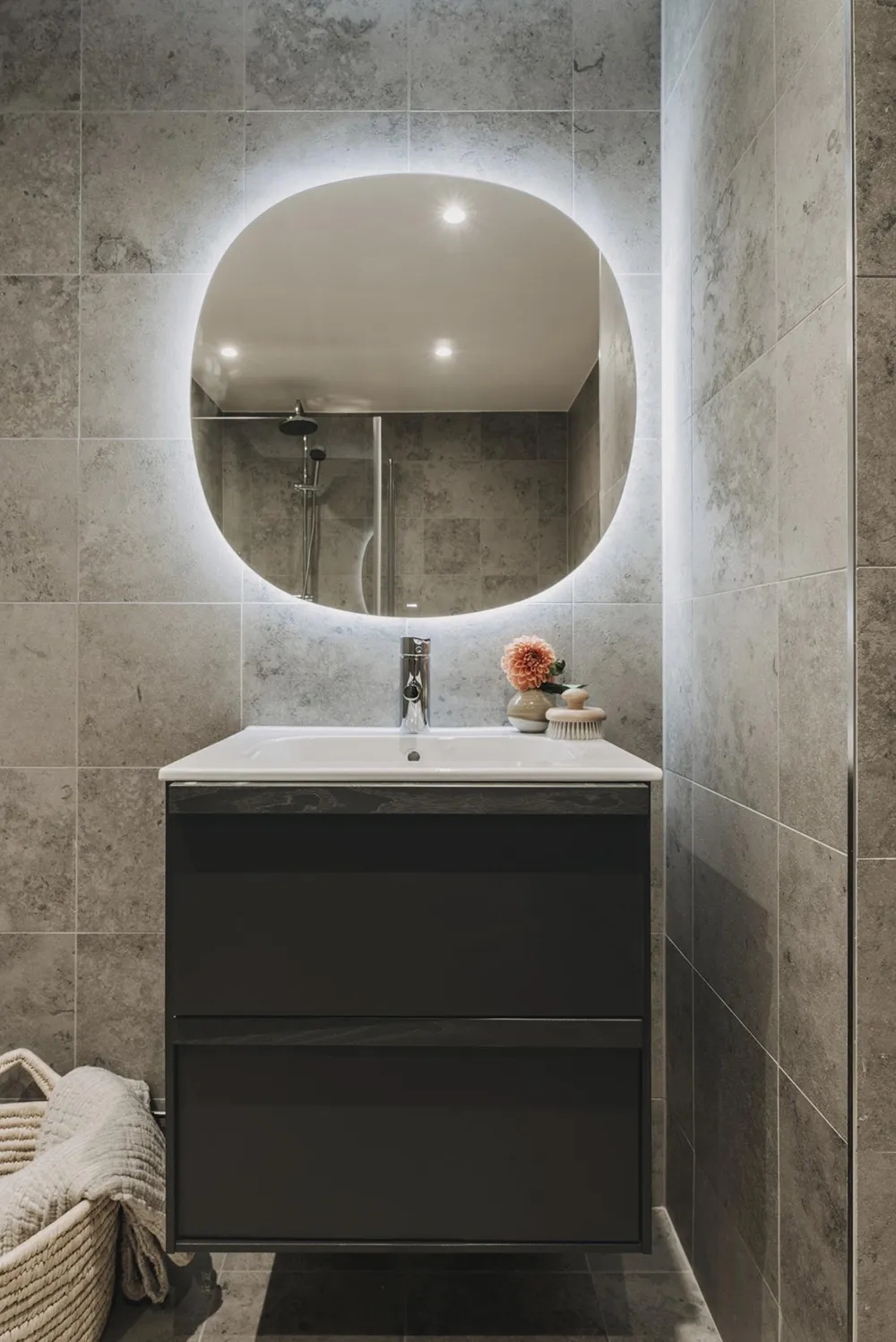 Spokojny skandynawski loft z czarną kuchnią i antresolą - Gallery image 20