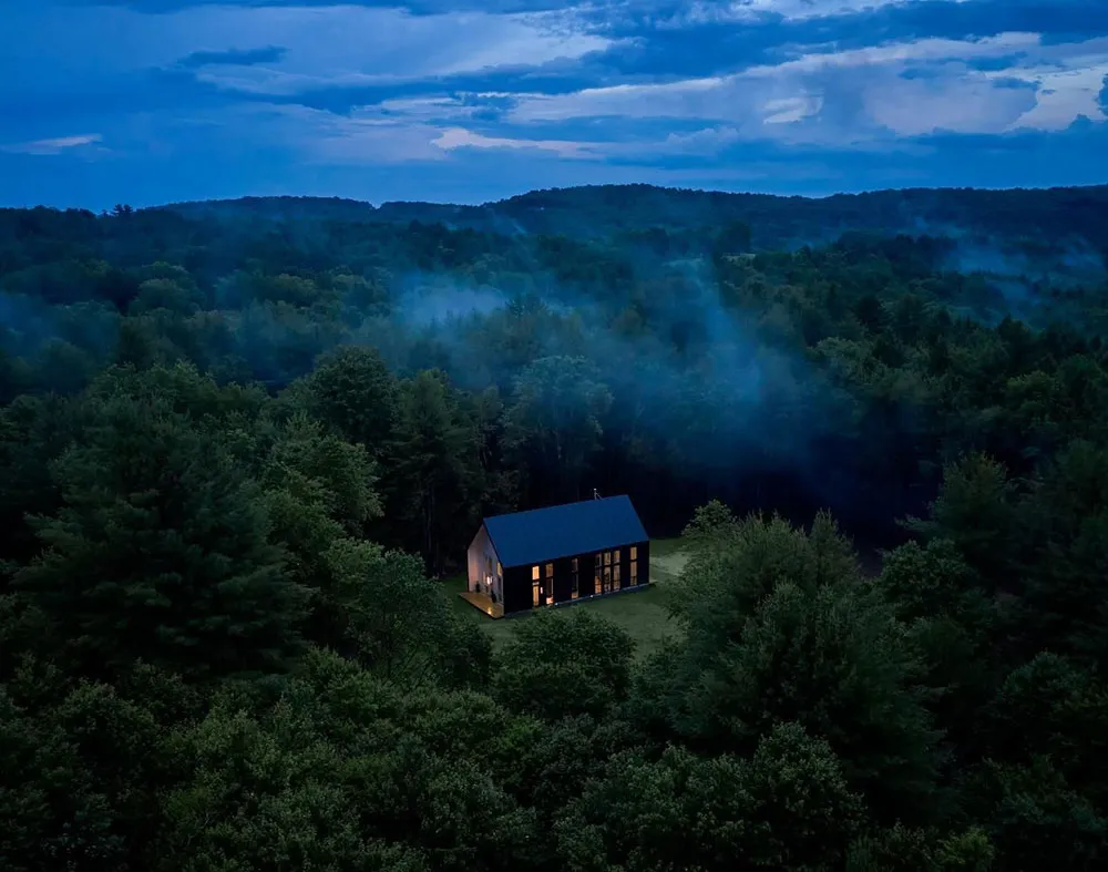 Високі стеля та багато вікон: будинок у амбарному стилі посеред лісу - Gallery image 1