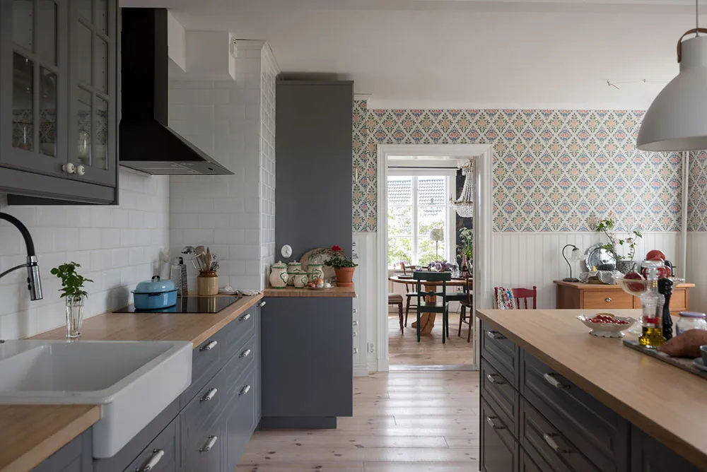 Atmosphärische blühdurchzogene Wandverkleidungen im skandinavischen Stil der schwedischen Datsche - Gallery image 9