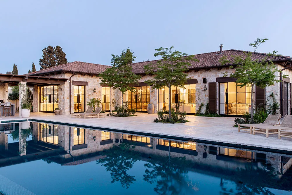 Beau maison en pierre en Israël avec beaucoup de blanc dans les intérieurs - Gallery image 32