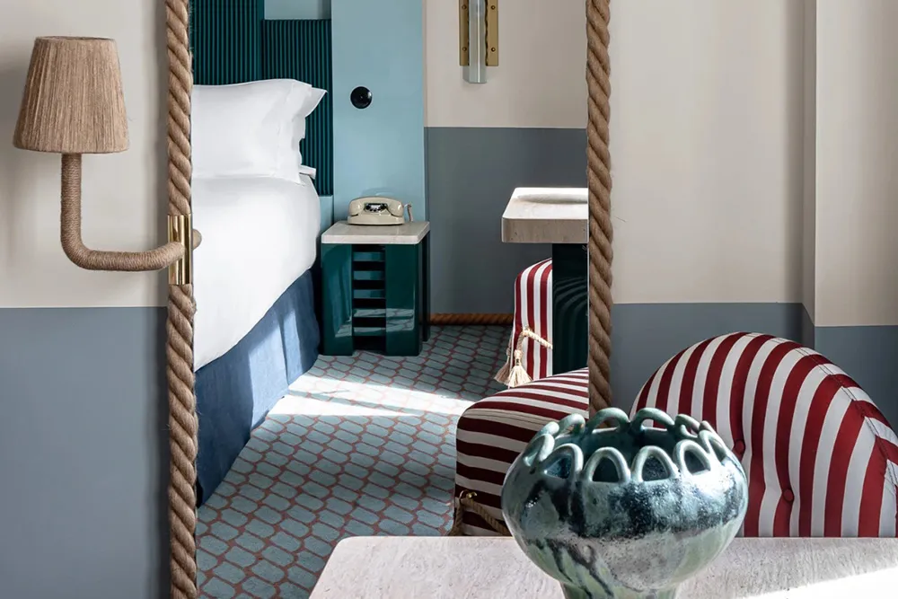 Полоски и смелые краски: стильный отель Regina Experimental на берегу океана - Gallery image 24